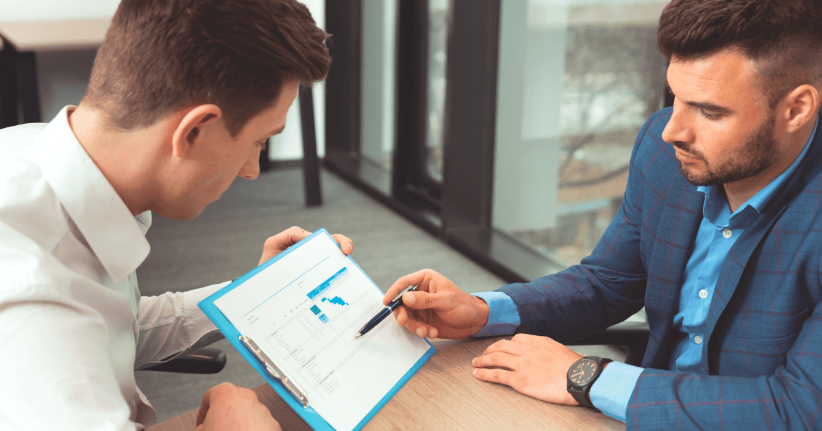 Consultor SEO trabajando en estrategia personalizada para cliente